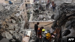 Palestinski medicinari pretražuju ruševine nakon izraelskih napada na grad Gazu, 24. aprila 2025.