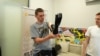Украінскі стартап — кампанія Allbionics вырабляе пратэзы канцавінаў для вэтэранаў, параненых на вайне. Вэтэран вайны з Расеяй Станіслаў карыстаецца біянічным пратэзам рукі