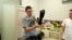 Украінскі стартап — кампанія Allbionics вырабляе пратэзы канцавінаў для вэтэранаў, параненых на вайне. Вэтэран вайны з Расеяй Станіслаў карыстаецца біянічным пратэзам рукі