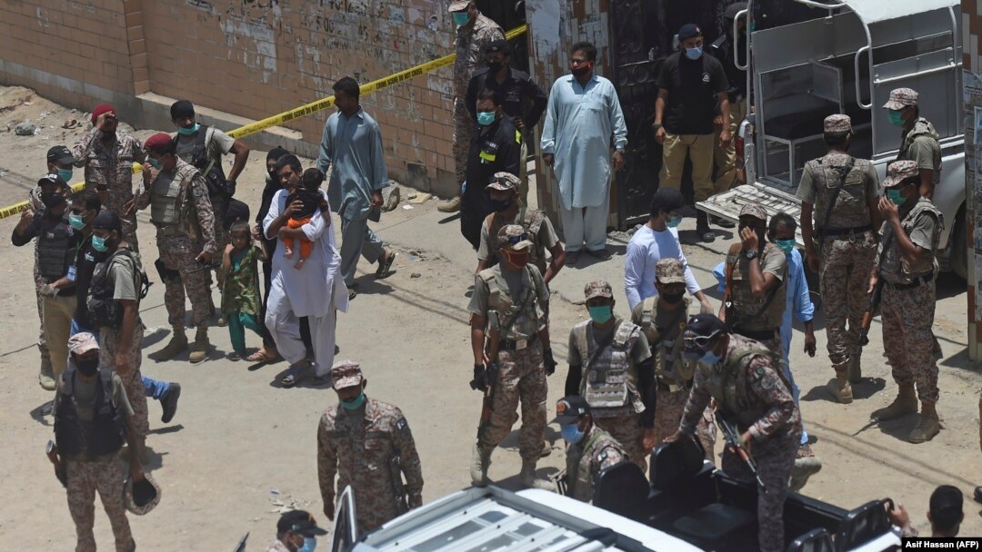 Forțele de ordine înconjoară zona unde a avut loc o explozie în Karachi, pe 19 iunie