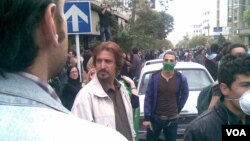 حشمت طبرزدی (رو به دوربین، چپ) در اعتراضات سال ۸۸ 