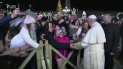 Papa Francisdən əlini buraxmaq istəməyən qadına sərt reaksiya