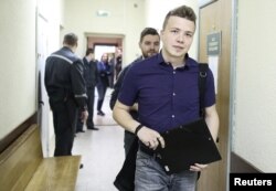 Роман Протасевич, обвиняемый в участии в несанкционированной акции протеста в заповеднике Куропаты, прибыл на судебное заседание в Минск, Беларусь, 10 апреля 2017 года.