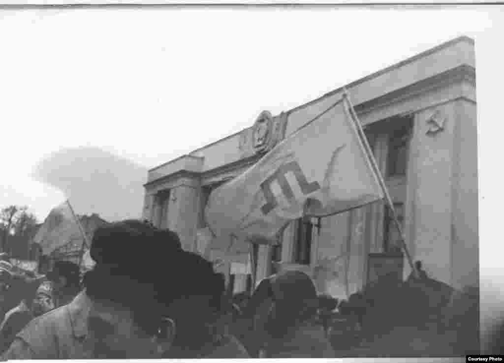 1991 елның 11 сентябре. Тамгалы байрак Украина Югары Радасы бинасы өстендә җилферди. Кырым активистлары депутатлардан кырымтатар халкы дәүләтчелеген торгызуны һәм Мәҗлесне вәкаләтле орган булоарак тануны сорый. Соңрак пикетлар "Киев-92" чарасына әйләнде.&nbsp; &nbsp;