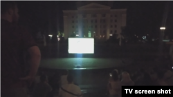 Екран із показом матчу Бельгія – Італія в амфітеатрі на бульварі Пушкіна в окупованому Донецьку