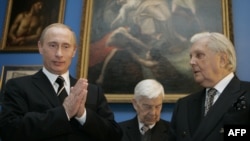 A photo taken in 2006 shows Russian President Vladimir Putin (left) as he speaks with painter Ilya Glazunov (right) during a visit to the Moscow State Picture Gallery of Ilya Glazunov. 