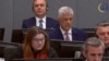 Ish-presidenti i Kosovës, Hashim Thaci, shihet teksa dëgjon dëshminë e ish-diplomatit amerikan, James Rubin, për mbrojtjen e tij në Gjykatën Speciale të Kosovës në Hagë, 15 shtator.