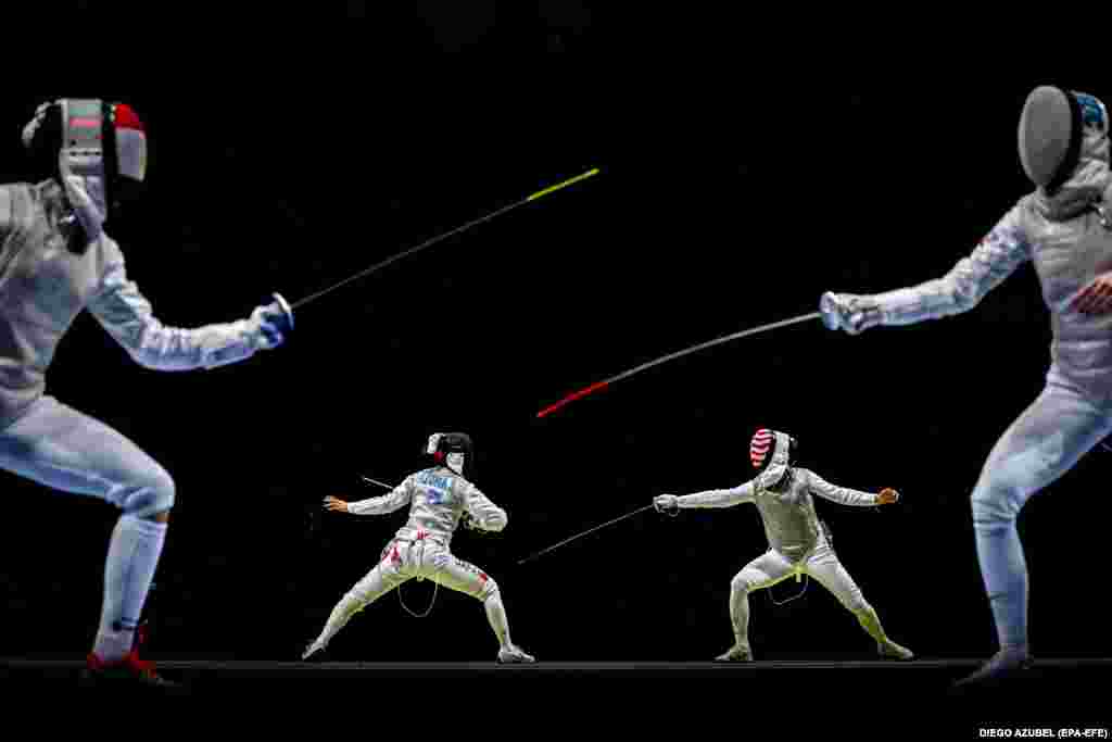 Японка Сера Азума (у центрі ліворуч) у бою проти Кіфер Лі (у центрі вправо) зі США, та Нора Мохамед (ліворуч) із Єгипту проти Лариси Коробейнікової (праворуч) із Олімпійського комітету Росії у чвертьфіналі жіночого фехтування. Тіба, Японія, 29 липня 2021 року