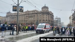 Tokom protesta okupljeni su u nekoliko navrata napravili prolaz za vozila Hitne pomoći, 25. decembar 2024.