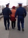 "Кедейдің кебін киеміз..." Қызылордада полиция әкімдік алдында өлең оқыған әйелді ұстап әкетті