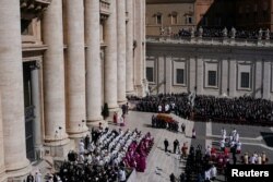 Sicriul papei Francisc, purtat în timpul slujbei de înmormântare a papei Francisc în Piața Sf. Petru de la Vatican - 26 aprilie 2025.