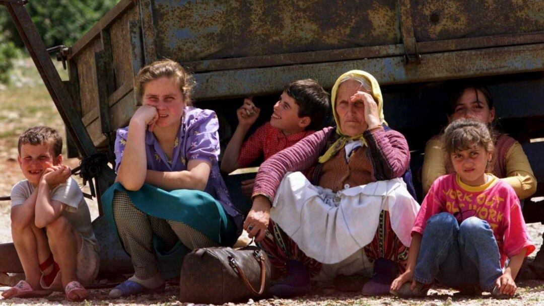 Ер адамдар бір-бірін сипап тұрған фото