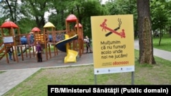 Panou informativ amplasat în fața unui teren de joacă, în cadrul campaniei naționale de renunțare la fumat a Ministerului Sănătății, 2021.