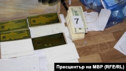 Част от иззетите миналата седмица от ГДБОП 100-доларови банкноти и матриците за отпечатването им
