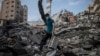 Palestinac provjerava ruševine nakon izraelskog zračnog napada na Gazu, 18. maj 2021. 