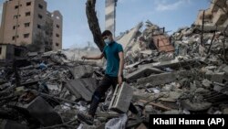 Palestinac provjerava ruševine nakon izraelskog zračnog napada na Gazu, 18. maj 2021. 