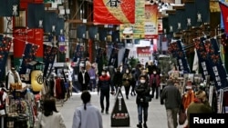 Луѓе со маски во Јапонија за време на епидемија на коронавирус