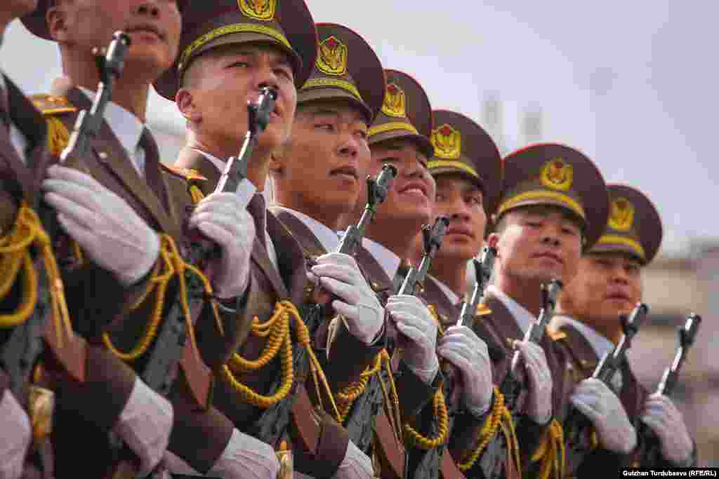 Katonák menetelnek Kirgizisztán függetlenségének harmincadik évfordulóján Bisekben augusztus 31-én