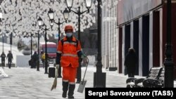 Дворник в защитной маске в Столешниковом переулке, Москва