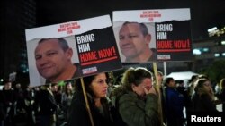Tüntetők az izraeli túszok mielőbbi hazahozását követelik Tel-Avivban 2024. január 14-én