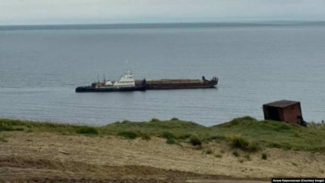 The OT-2069, a river cargo vessel, anchored near Vorontsovo.