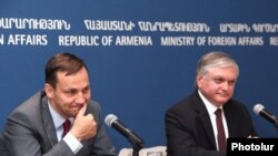 Armenia - Armenian Foreign Minister Eduard Nalbandian (R) and his Polish counterpart Radoslaw Sikorski at a press conference in Yerevan, 14Jul2010