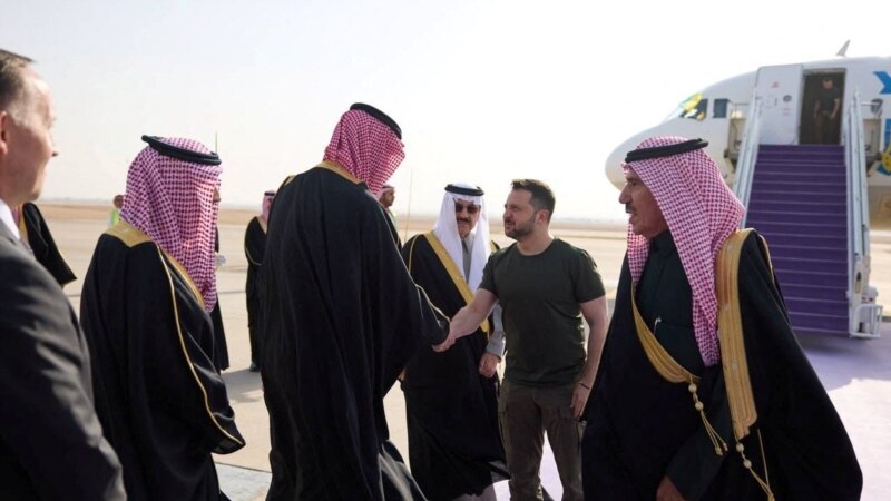 Zelensky mbërrin në Arabinë Saudite për një vizitë pune