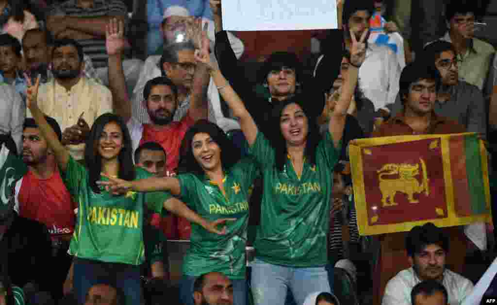 ځېنو نندارچیانو خو هم پاکستان ته خوشالي کوله او هم سریلانکا ته.