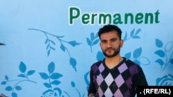 یکی از نقاشان هرات در حال دیوارنگاری در این شهر.