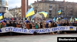 Students rally against the regime of Ukrainian President Viktor Yanukovych in Ivano-Frankivsk around the beginning of the Euoramaidan in December 2013.