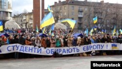 Студенти против режимот на украинскиот претседател Виктор Јанукович во Ивано-Франковск околу почетокот на Еуромајдан во декември 2013 година.