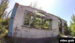 Розбитий будинок в селі Петрівське на непідконтрольній Україні частині Донецької області