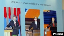 Получается достаточно интересная ситуация, когда будут бороться за места в парламенте ведущие политические силы, которые фактически возглавляются или находятся под контролем всех трех президентов Армении