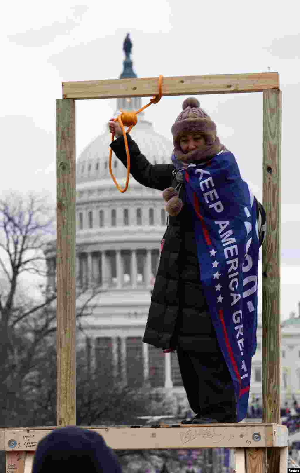 Pristalica američkog predsjednika Donalda Trumpa drži omču ispred zgrade američkog Kapitola u Washingtonu, SAD, 6. januara 2021. godine.