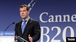 Президент России Дмитрий Медведев выступает на саммите "группы 20-и" во Франции