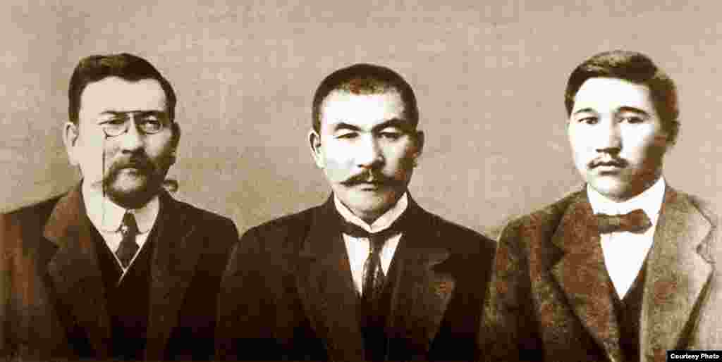 Основатели газеты &quot;Қазақ&quot; (слева направо): Ахмет Байтурсынов, Алихан Букейханов и Миржакып Дулатов.