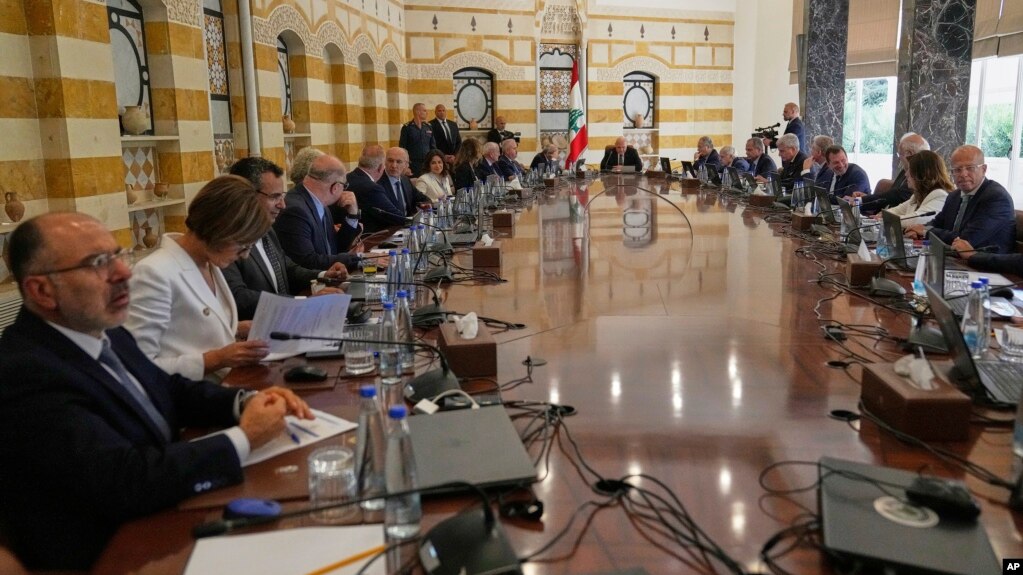 تصویر منتشر شده از جلسه روز جمعه هیئت دولت لبنان برای بررسی طرح خلع‌سلاح
