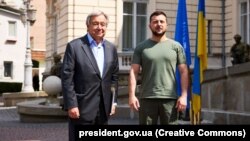 Shefi i OKB-së, Antonio Guterres, dhe presidenti ukrainas, Volodymyr Zelensky. 