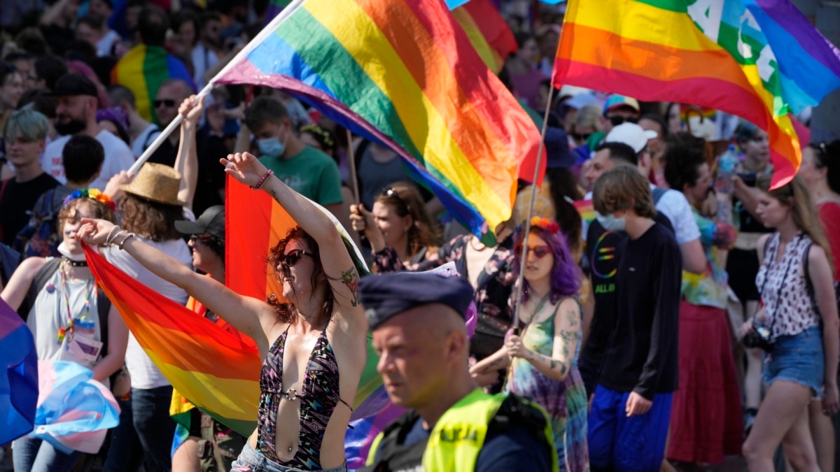 Еврокомиссия подаёт в суд на Венгрию и Польшу за дискриминацию ЛГБТ+