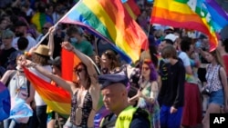 Az Equality Parade Közép- és Kelet-Európa legnagyobb melegbüszkeség-menete. Varsó, 2021. június 19.