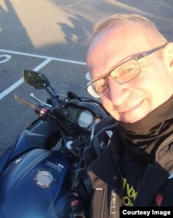 Михаил и его мотоцикл, на котором он приехал в Россию