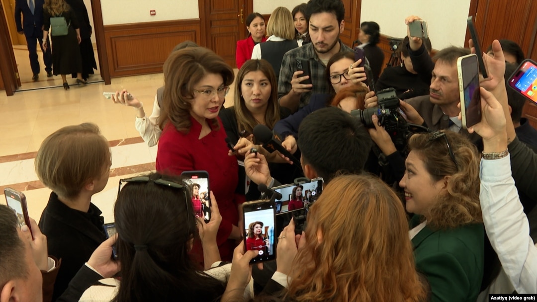 Аида Балаева в окружении журналистов