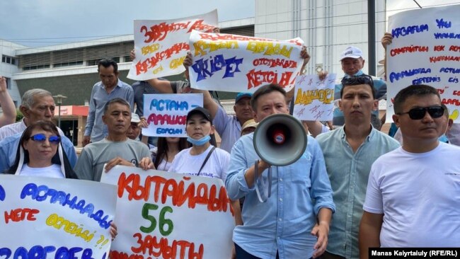 Активист Жанболат Мамай (с мегафоном) и его сторонники на митинге в Алматы. 6 июля 2021 года