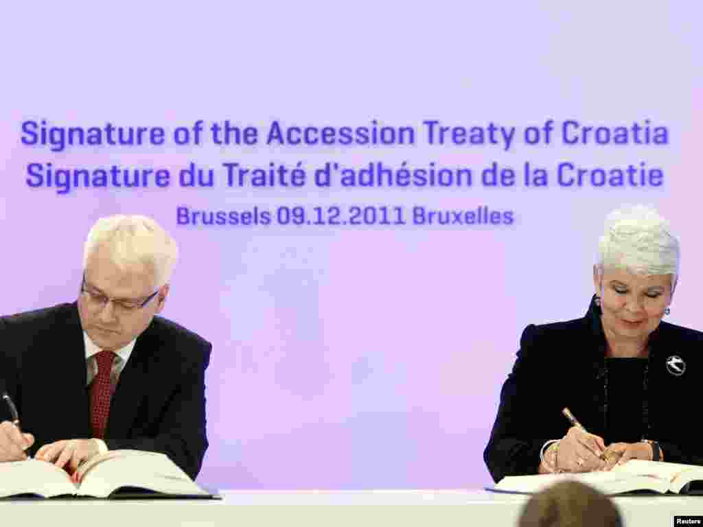 Belgija - Hrvatski predsjednik Ivo Josipović i premijerka Jadranka Kosor potpisali su pristupni ugovor sa EU, Brussels, 09.12.2011. Foto: Reuters / Sebastien Pirlet