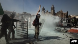 په میکسیکو ښار کې د مظاهرچیانو او پولیسو ترمینځ اخ و ډب شوی دی - د نومبر ۱۵مې انځور