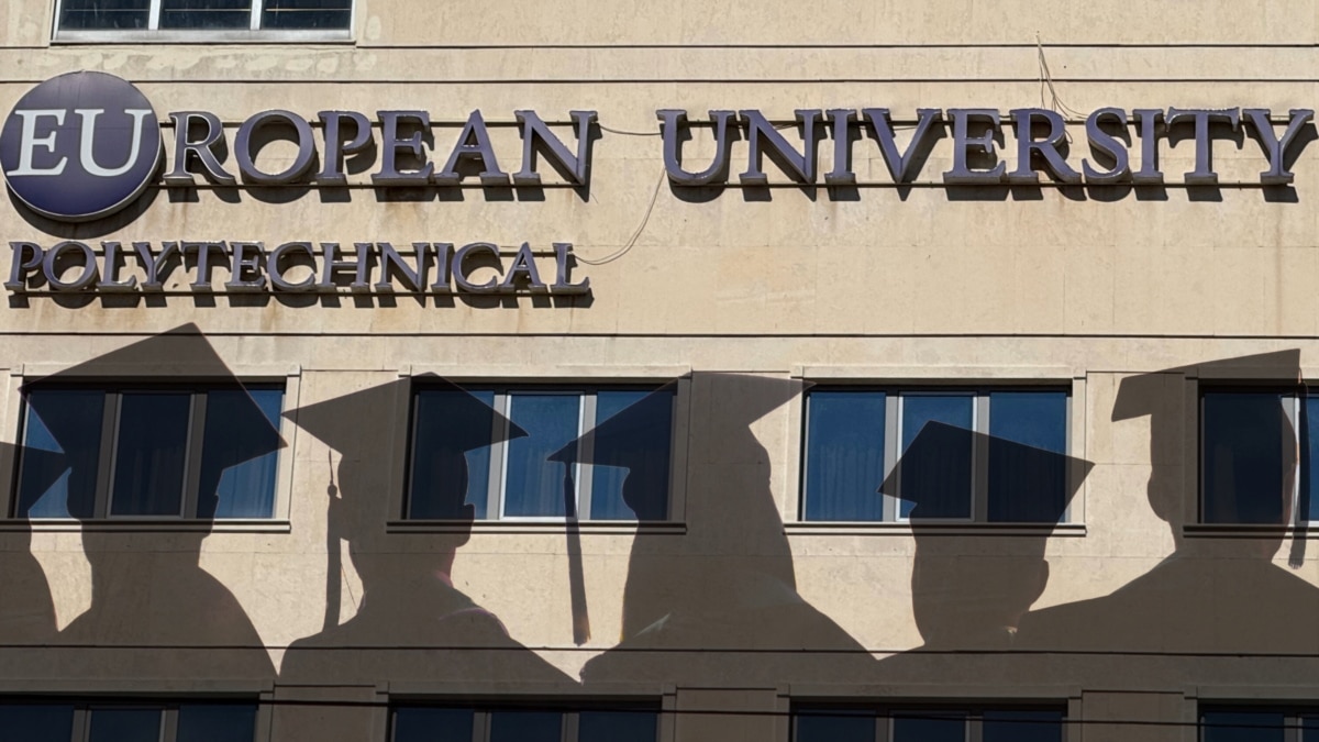 Министър каза, че един български университет не обучава студенти, а