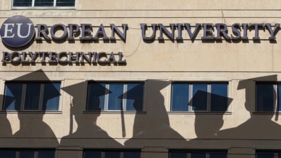 Министър каза че един български университет не обучава студенти а