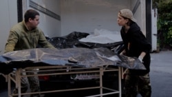 "Jo, nuk është ai”: Brenda morgut ukrainas, ku familjarët kërkojnë të vdekurit e luftës