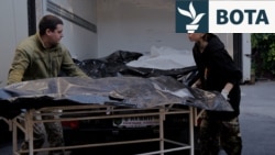 "Jo, nuk është ai”: Brenda morgut ukrainas, ku familjarët kërkojnë të vdekurit e luftës