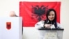 Një grua duke votuar në zgjedhjet parlamentare në Shqipëri, 11 maj.